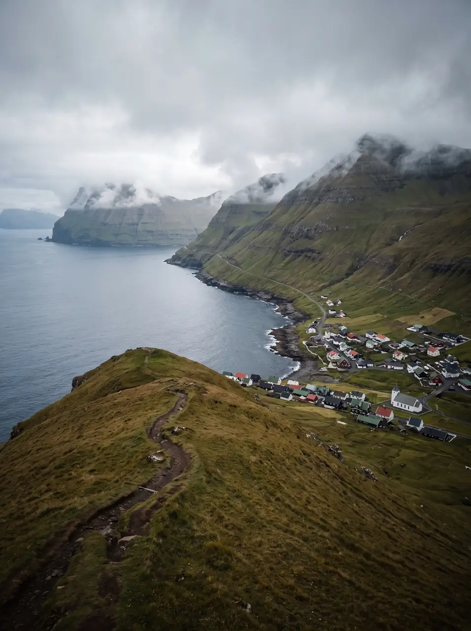 The ridge path over to Oyndarfjørður